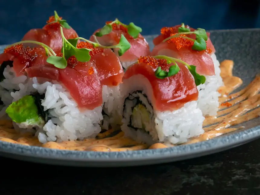 Rainbow — Camarón, queso crema y ciboulette envuelto en salmón y palta.