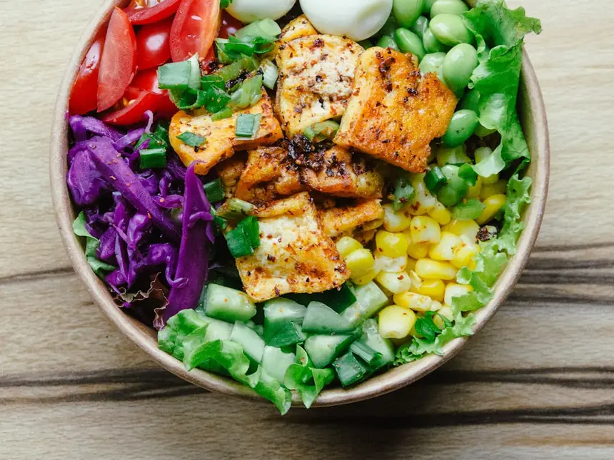 Gohan Mixto — Pollo, salmón, camarón, kani, palta, cebollín, queso crema, arroz y sésamo.