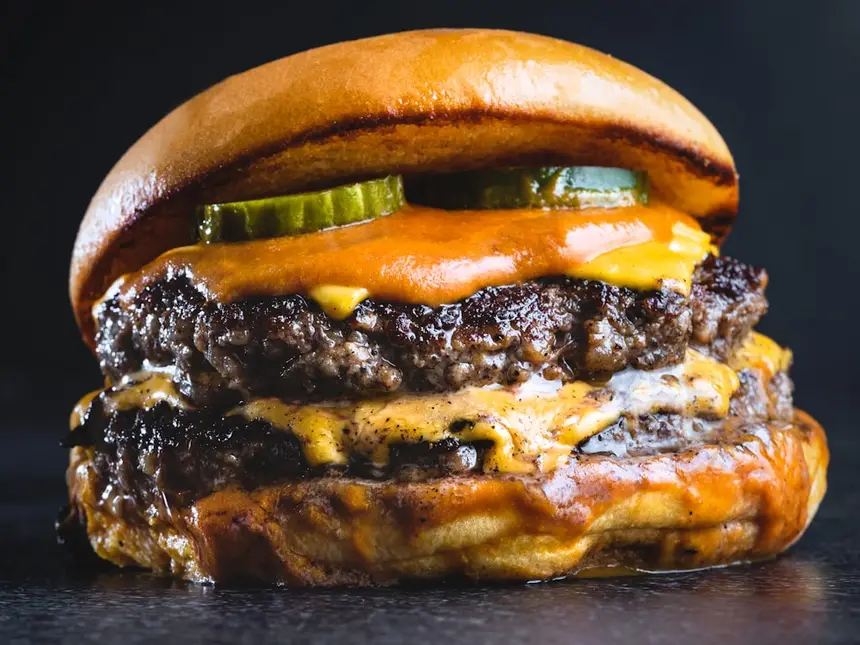 Sushiburger — Hamburguesa de arroz apanada con palta y queso crema. Proteína a elección.