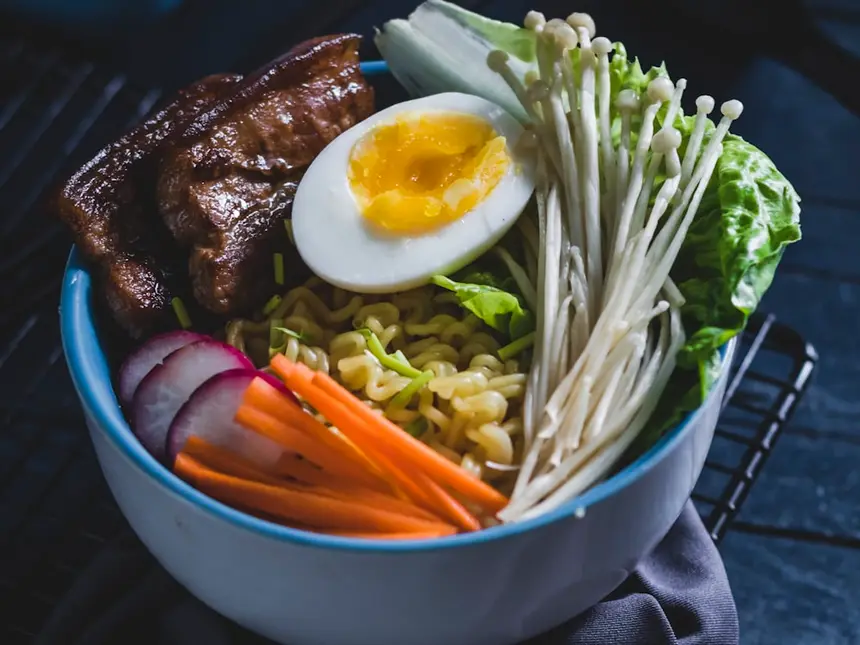 Sopa Ramen Cerdo — Caldo ramen de la casa con cerdo.