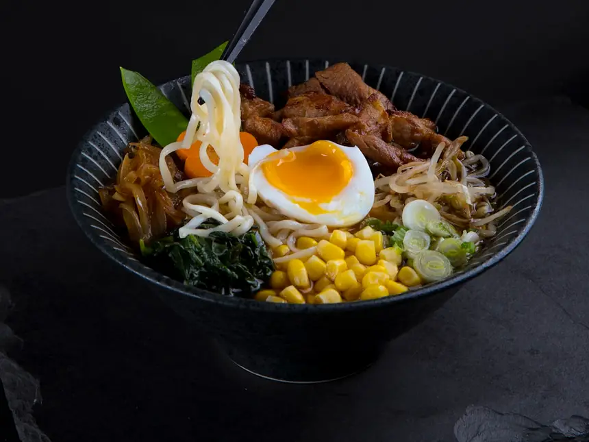 Sopa Ramen Pollo — Caldo ramen de la casa con pollo.